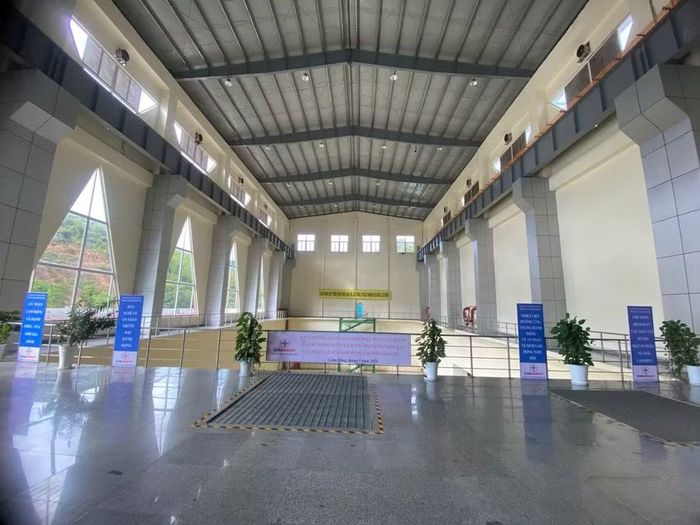 Các panel tuyên truyền hưởng ứng Tháng Công nhân và Tháng hành động về An toàn, vệ sinh lao động năm 2026 được bố trí tại sảnh Nhà máy Thủy điện Đồng Nai 4.