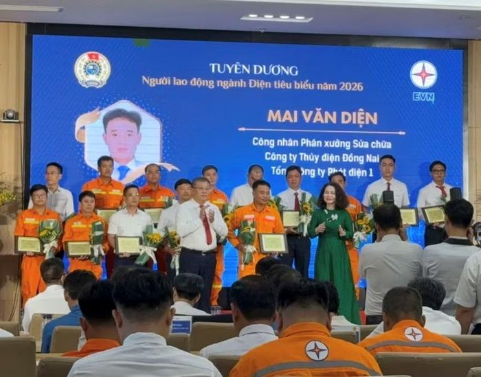 Anh Mai Văn Điện – Công nhân Tổ Cơ khí - Thủy công, PXSC được Tập đoàn Điện lực Việt Nam (EVN) vinh danh là Người lao động tiêu biểu ngành Điện.