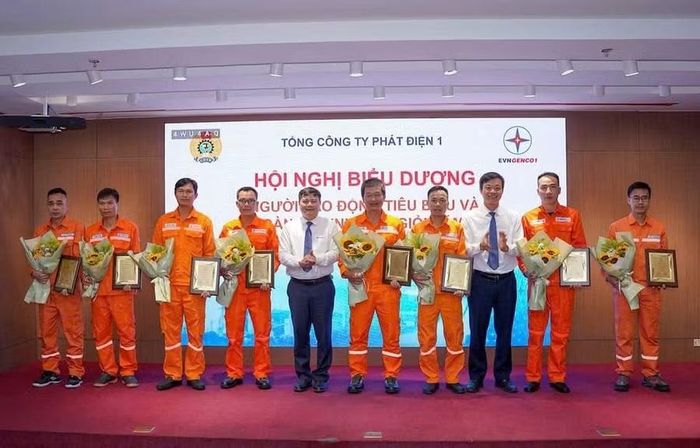 Anh Đỗ Văn Tiến – Điều hành viên PXVH (thứ 3 từ trái sang) được Tổng công ty Phát điện 1 vinh danh là An toàn vệ sinh viên giỏi.
