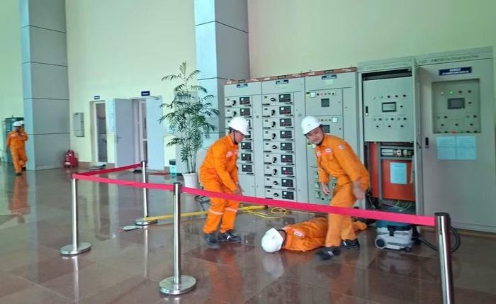 Cán bộ công nhân viên, người lao động tham gia diễn tập xử lý tình huống tai nạn điện giật.