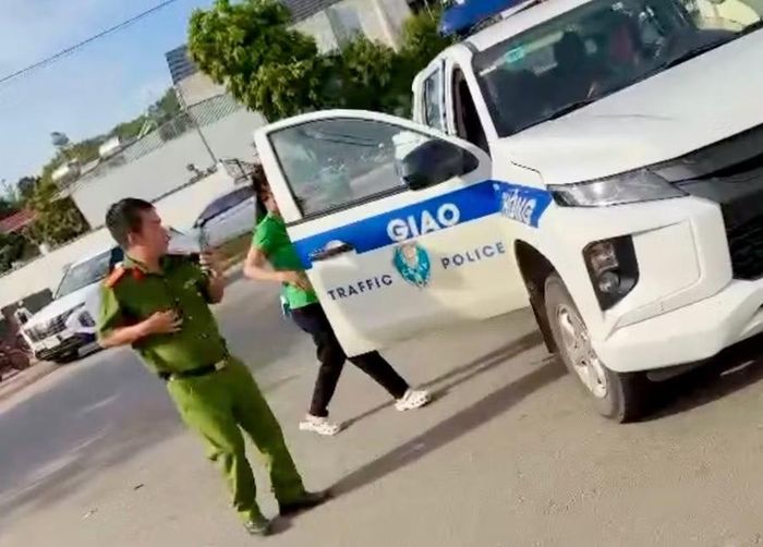 Xe của Cảnh sát giao thông đưa T.Y.V. đến Điểm thi Trường THPT Hoài Ân (Hoài Ân, Gia Lai).