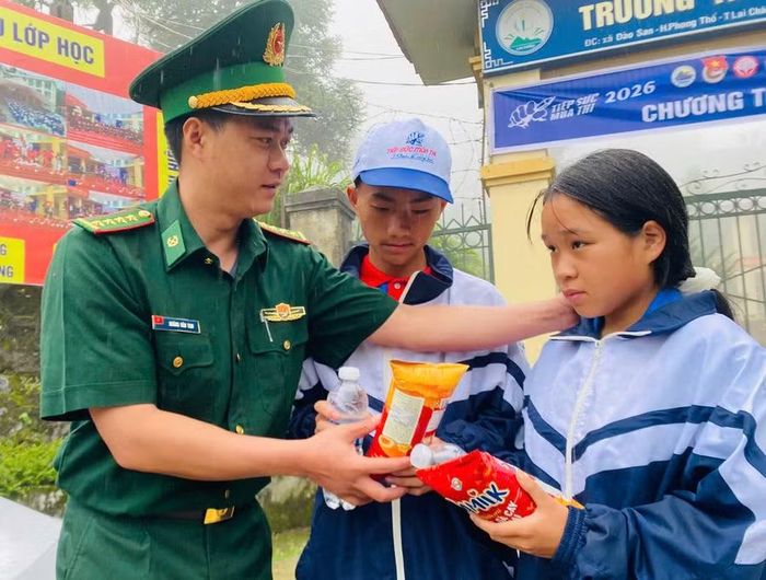 Sự đồng hành của Bộ đội biên phòng giúp các em vững tâm hơn trước kỳ thi quan trọng.
