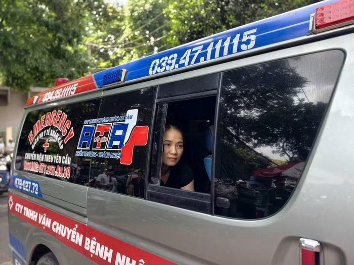 Xe cứu thương chở thí sinh L.H.T.T Điểm thi Trường THPT Hồng Đức (phường Buôn Ma Thuột, Đắk Lắk).