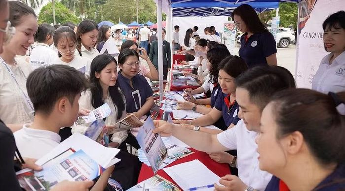 Tổ chức tư vấn tuyển sinh ở Trường Đại học Hồng Đức. Ảnh: NTCC