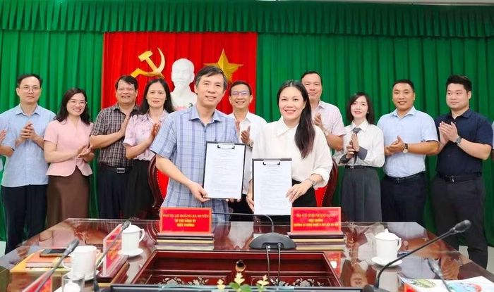 Trường ĐH Hồng Đức ký kết đào tạo, bồi dưỡng với Trường Công nghệ và Du lịch Hà Nội. Ảnh: NTCC