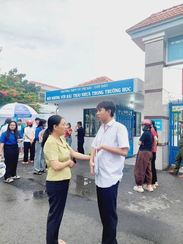 Phụ huynh động viên thí sinh. Ảnh: NTCC.