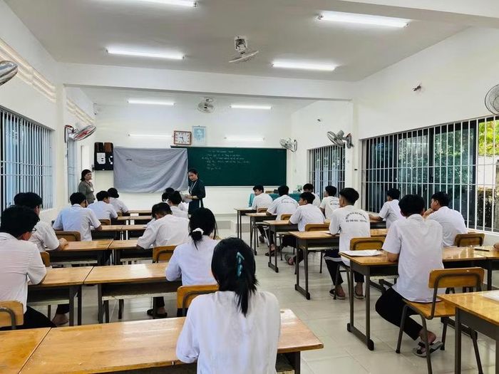 Thí sinh làm thủ tục dự thi chiều 10/6. Ảnh: Thông tin Đặc khu Côn Đảo.