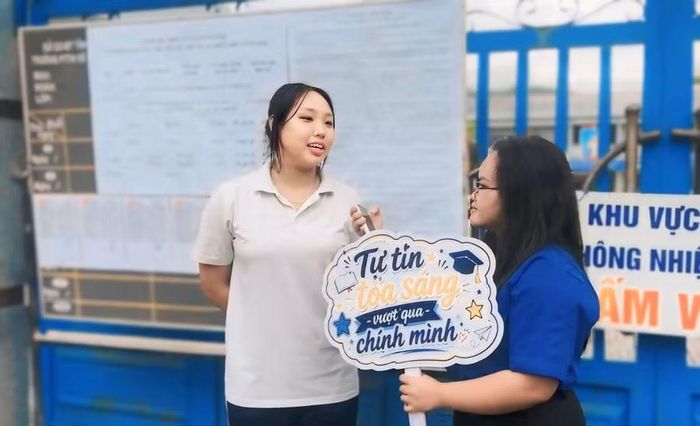 Em Võ Thị Thùy Trang, học sinh lớp 12B, Trường THPT Võ Thị Sáu - Côn Đảo.
