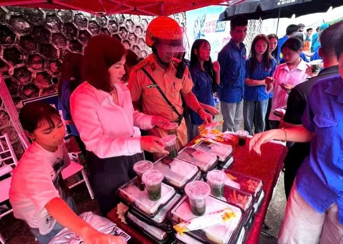 Chị Đỗ Thị Luyến (người thứ 2 bên trái) hỗ trợ cơm cho các thí sinh.