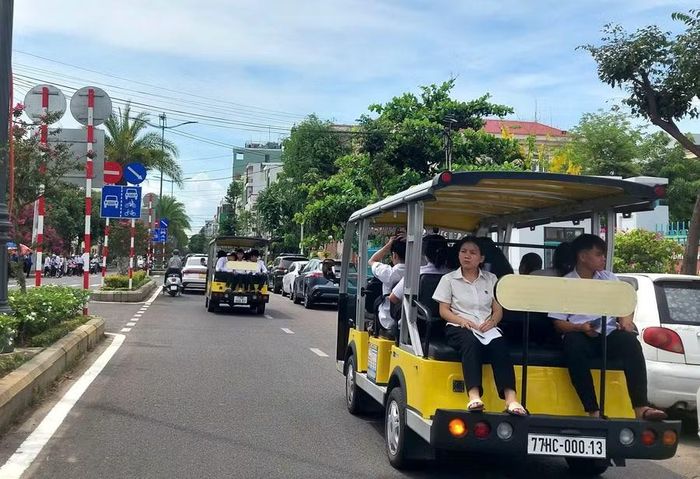 Mỗi chuyến xe 10 học sinh để đảm bảo an toàn, thoải mái.