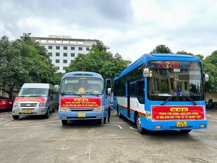 Trung tâm GDNN-GDTX Kiến Xương bố trí 4 xe ô tô hoạt động liên tục trong các ngày thi.