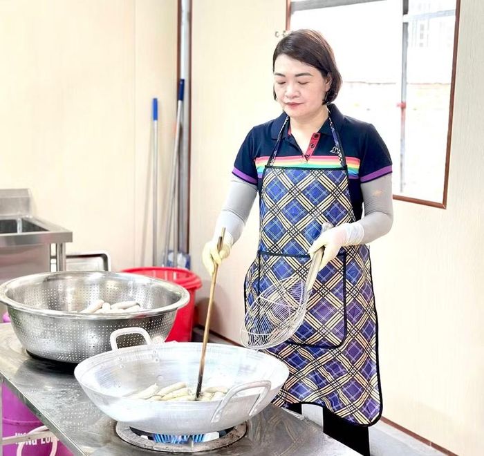Cô giáo trực tiếp vào bếp chuẩn nấu ăn với mong muốn giúp các em giảm bớt áp lực, thêm tự tin bước vào từng môn thi.