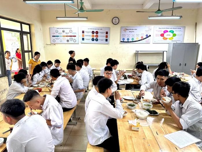 Sau khi kết thúc buổi thi sáng, học sinh được đưa về Trung tâm dùng bữa trưa.