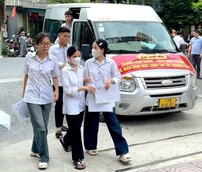 Học sinh Trung tâm GDNN-GDTX Kiến Xương được xe đưa đón đến Điểm thi.
