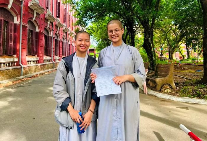 2 sư cô vui tươi sau giờ thi môn Toán chiều 11/6.