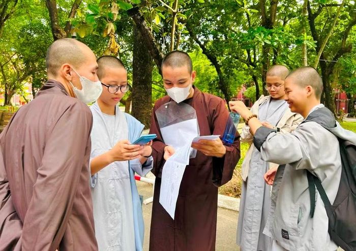 Tăng ni sinh tại TP Huế bàn luận sau buổi thi môn Toán.