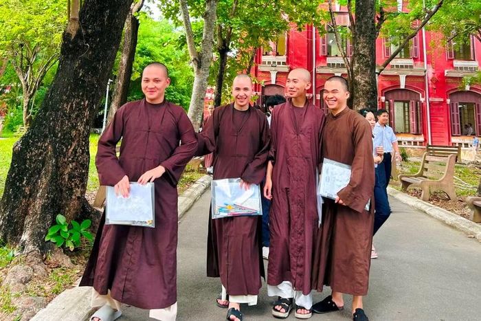 Các sư thầy cho biết làm bài tốt cả 2 môn Văn, Toán.