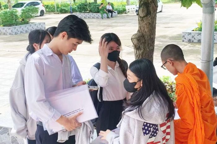 Các thí sinh tham dự Kỳ thi tốt nghiệp THPT tại Điểm thi Trường THPT Châu Thành.