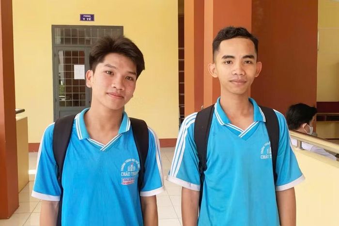 Thí sinh Danh Thanh Nghĩa (bên trái) cùng bạn tham dự Kỳ thi tốt nghiệp THPT năm 2026.