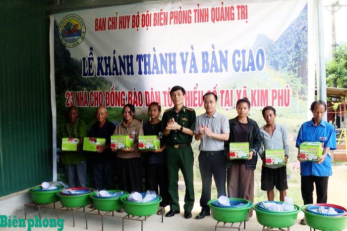 Đại tá Ngô Văn Dũng, Phó Chính ủy Ban Chỉ huy Bộ đội Biên phòng tỉnh Quảng Trị và đại diện lãnh đạo xã Kim Phú, tỉnh Quảng Trị trao quà hỗ trợ cho bà con nhận được nhà ở trong lễ khánh thành và bàn giao 23 nhà cho đồng bào dân tộc thiểu số xã Kim Phú. Ảnh: Hoài Nam