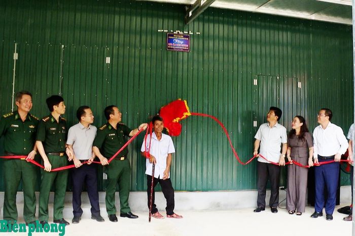 Bộ đội Biên phòng tỉnh Quảng Trị phối hợp với các đơn vị và chính quyền địa phương tổ chức khánh thành và bàn giao nhà Đại đoàn kết cho đồng bào Rục, tại xã Kim Phú, tỉnh Quảng Trị. Ảnh: Hoài Nam