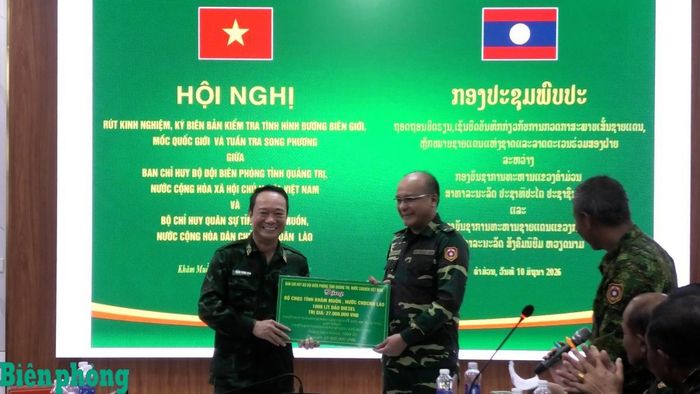 Lãnh đạo Ban Chỉ huy Bộ đội Biên phòng tỉnh Quảng Trị trao tặng quà cho Bộ Chỉ huy Quân sự tỉnh Khăm Muồn. Ảnh: Hoài Nam