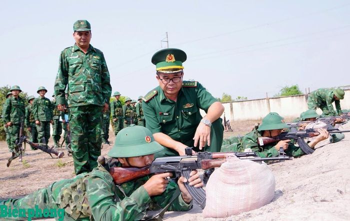 Lãnh đạo Ban Chỉ huy Bộ đội Biên phòng tỉnh Tây Ninh kiểm tra nội dung thực hành “3 tiếng nổ” đối với chiến sĩ mới. Ảnh: Hải Bằng