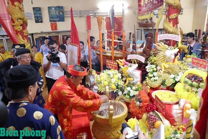 Ban Quản trị thực hiện nghi thức dâng hương tại Lăng Ông. Ảnh: Văn Long