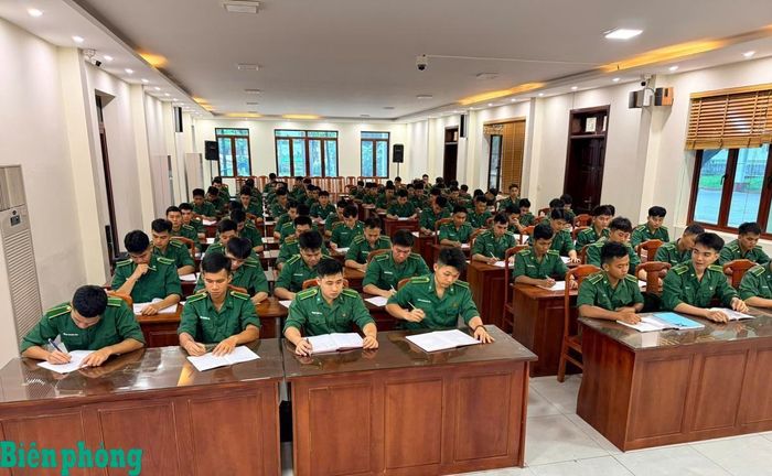Học viên Đại đội 9, Tiểu đoàn 3 tập trung ôn thi tốt nghiệp. Ảnh: Huy Du