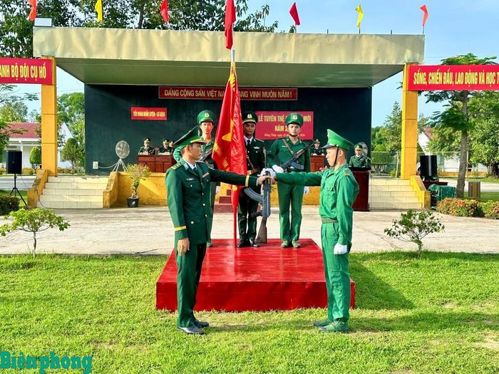 Chỉ huy Tiểu đoàn Huấn luyện - Cơ động, Ban Chỉ huy Bộ đội Biên phòng tỉnh Đồng Tháp thực hiện nghi thức trao vũ khí cho chiến sĩ mới. Năm nay, Tiểu đoàn Huấn luyện - Cơ động, Bộ đội Biên phòng tỉnh Đồng Tháp tiếp nhận và huấn luyện 160 chiến sĩ mới. Ảnh: Hòa Bình