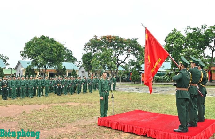 Chiến sĩ mới của Tiểu đoàn Huấn luyện - Cơ động, Ban Chỉ huy Bộ đội Biên phòng tỉnh Hà Tĩnh thực hiện tuyên thệ dưới Quân kỳ Quyết thắng. Năm 2026, đơn vị tiếp nhận và huấn luyện 95 chiến sĩ mới. Ảnh: Thanh Giang