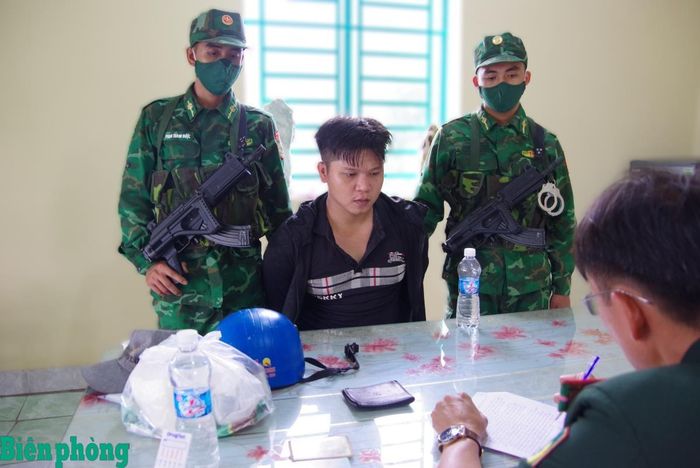 Đối tượng Lê Quan Trường bị bắt quả tang khi nhập cảnh và vận chuyển trái phép ma túy vào Việt Nam. Ảnh: Hải Bằng