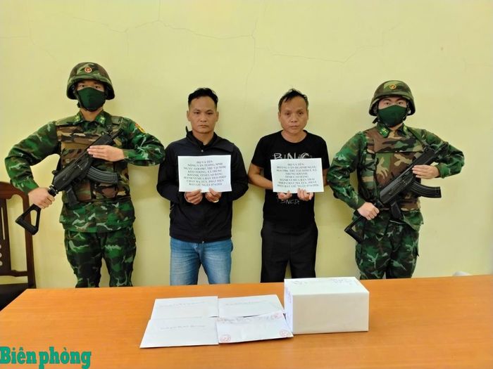 Hai đối tượng Nông Văn Tương và Hoàng Văn Du cùng tang vật bị bắt giữ tại Đồn Biên phòng cửa khẩu quốc tế Trà Lĩnh. Ảnh: Nông Văn Tuấn