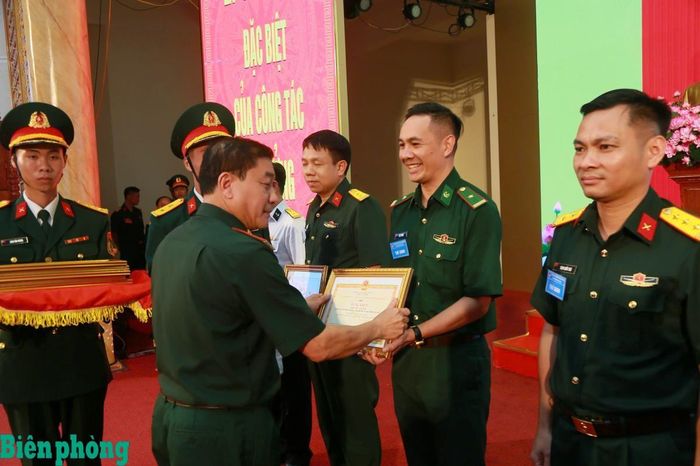 Thượng tướng Trương Thiên Tô trao Bằng khen cho các cá nhân đạt thành tích cao tại hội thi. Ảnh: Cẩm Linh