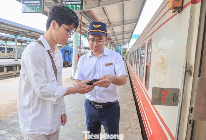 Tại cửa các toa xe, nhân viên đường sắt kiểm tra các thông tin hành khách và hướng dẫn khách lên tàu.