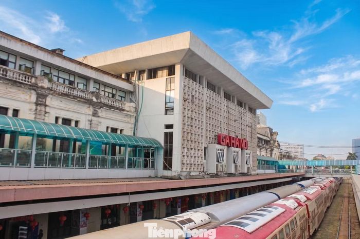 Hiện nhà ga được tổ chức thành hai khu vực phục vụ hành khách. Khu vực chính trên đường Lê Duẩn đón trả khách các đoàn tàu Thống Nhất chạy từ Hà Nội đến TPHCM, khu vực trên phố Trần Quý Cáp chủ yếu phục vụ các tuyến tàu đi các tỉnh phía Bắc.