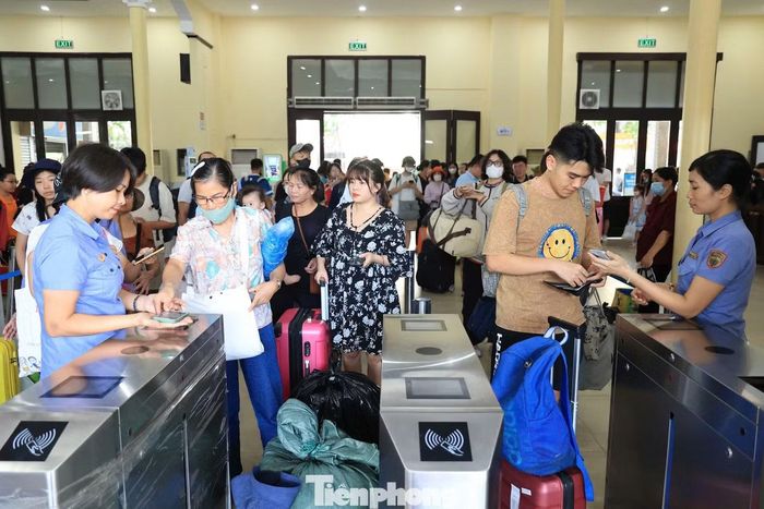 Hình ảnh nhân viên ga Hà Nội soát vé hành khách đi tàu, chặng Hà Nội - Hải Phòng.