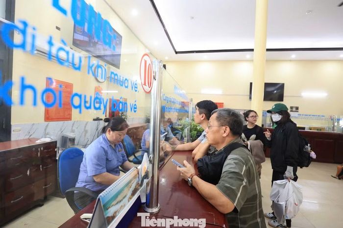 Các khu vực phòng chờ được nâng cấp khang trang, dịch vụ hành khách từng bước được cải thiện theo hướng hiện đại, góp phần nâng cao trải nghiệm đi tàu.
