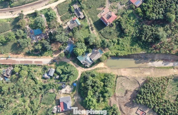 Ngôi nhà bà M (lợp tôn xanh) nằm án ngữ giữa tuyến đường của dự án đi qua.