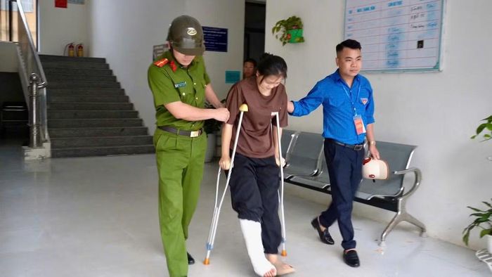 Đoàn viên xã Hoàng Su Phì phối hợp với công an đưa thi sinh bị thương đến điểm thi.