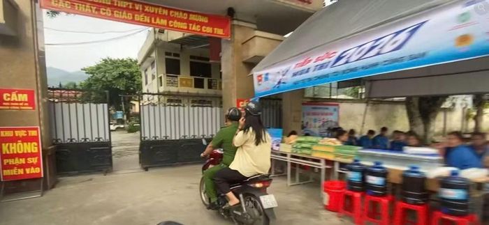 Chú thích ảnh: Công an xã Vị Xuyên đưa thí sinh ngủ quên đến điểm thi.
