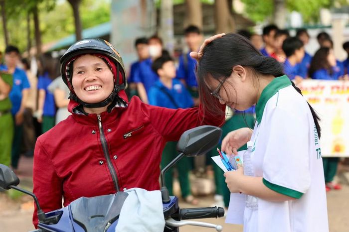 Đoàn thanh niên, phụ huynh động viên thí sinh tại điểm thi Trường THPT Chuyên Trần Hưng Đạo.