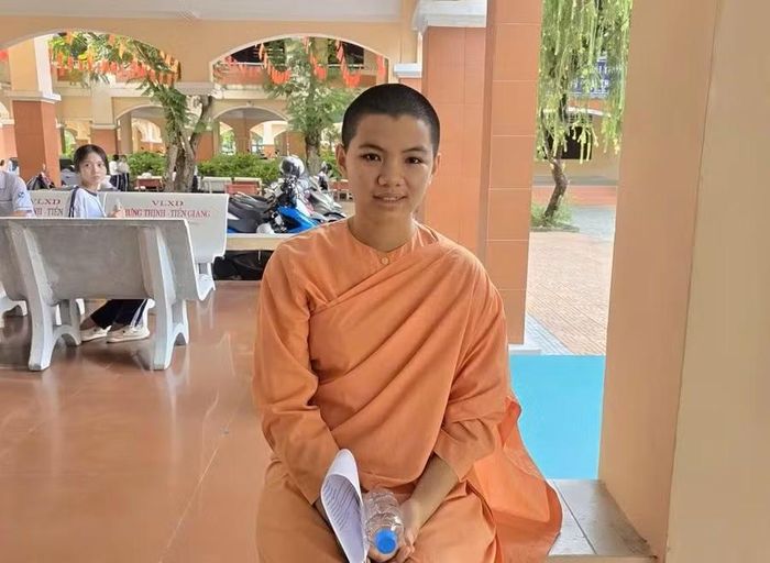 Sư cô Lộc Phan Yến Nhi đi thi