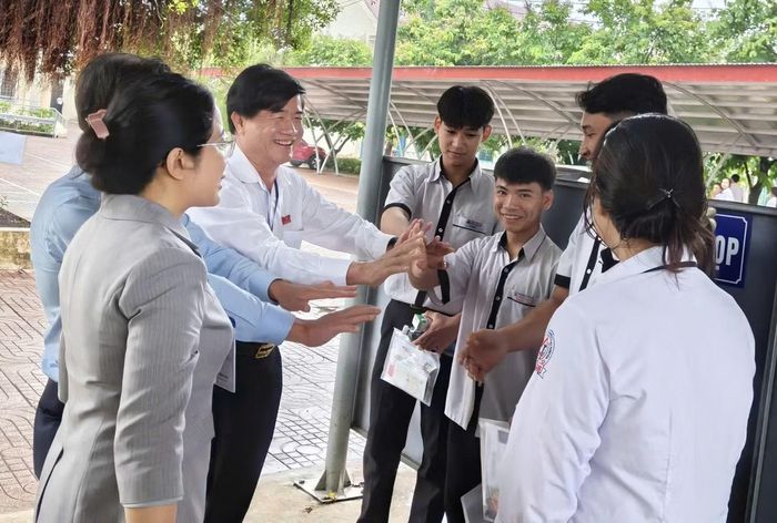 Lãnh đạo Đắk Lắk động viên sĩ tử trước giờ thi