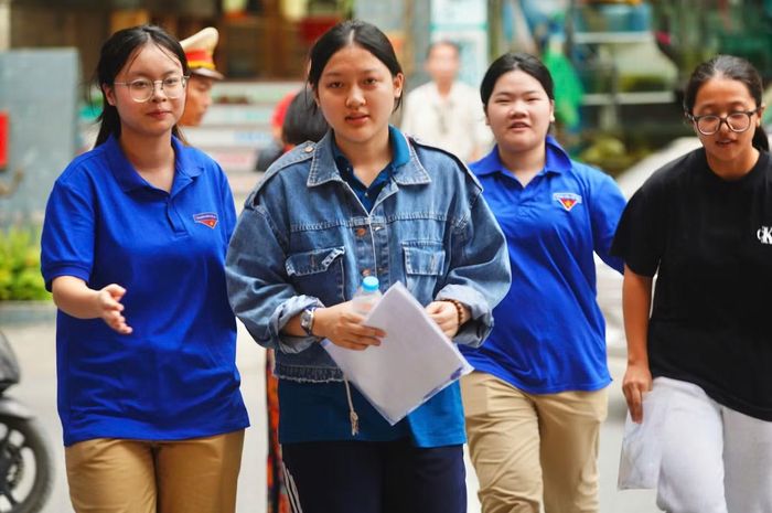 Sĩ tử đến điểm thi THPT Mỹ Đình