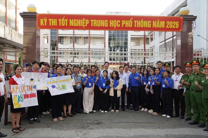 Ông Huỳnh Minh Tuấn – Phó Chủ tịch UBND tỉnh Đồng Tháp kiểm tra tại điểm thi Trường THPT Trần Hưng Đạo (phường Đạo Thạnh).