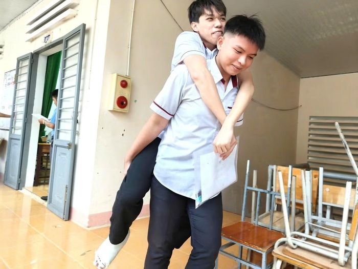 Hoàng Anh cõng Tuấn Anh vào phòng thi