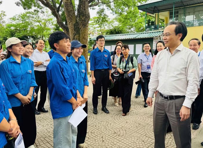 Bộ trưởng Bộ GD&ĐT Hoàng Minh Sơn động viên đội học sinh tình nguyện tại điểm thi Trường THPT Nguyễn Du - Thanh Oai, Hà Nội. Ảnh: Nghiêm Huê