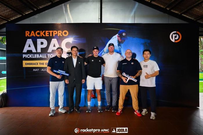 Ông Connor Nguyễn (áo vest đen), ông Collin Johns (áo thun đen) tại sự kiện công bố RacketPro APAC Pickleball Tour 2026.