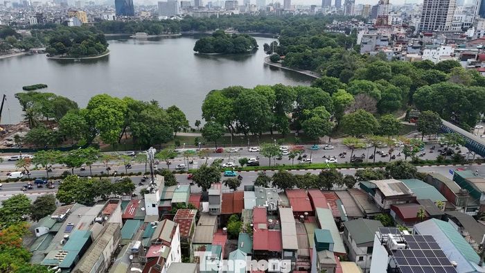 Đối diện dự án bãi đỗ xe là công viên Thống Nhất, một trong những công viên lớn nhất tại nội đô.